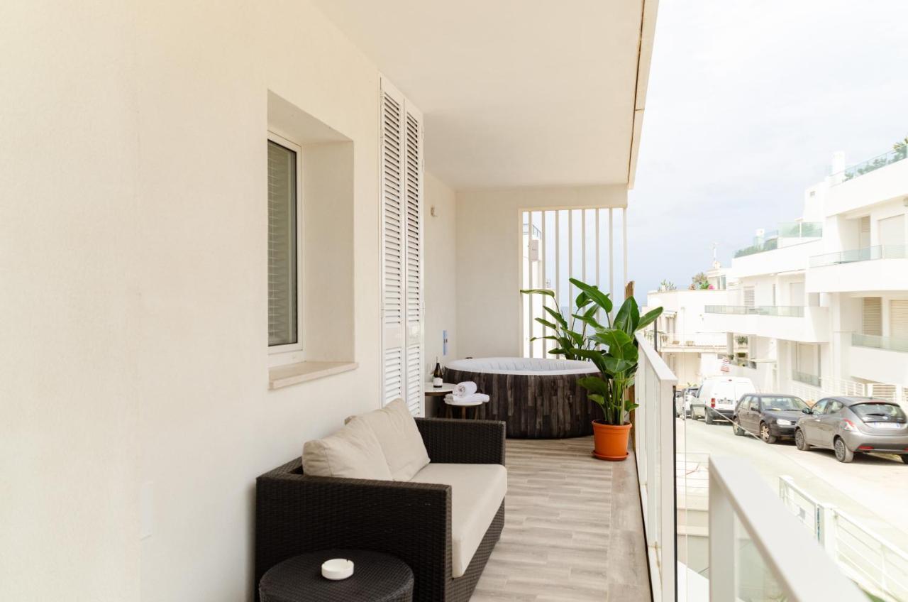 Апартаменты Apulialux Seaview Prestige Apt / Jacuzzi + Parking Полиньяно-а-Маре Экстерьер фото