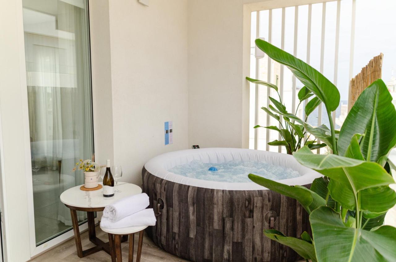Апартаменты Apulialux Seaview Prestige Apt / Jacuzzi + Parking Полиньяно-а-Маре Экстерьер фото